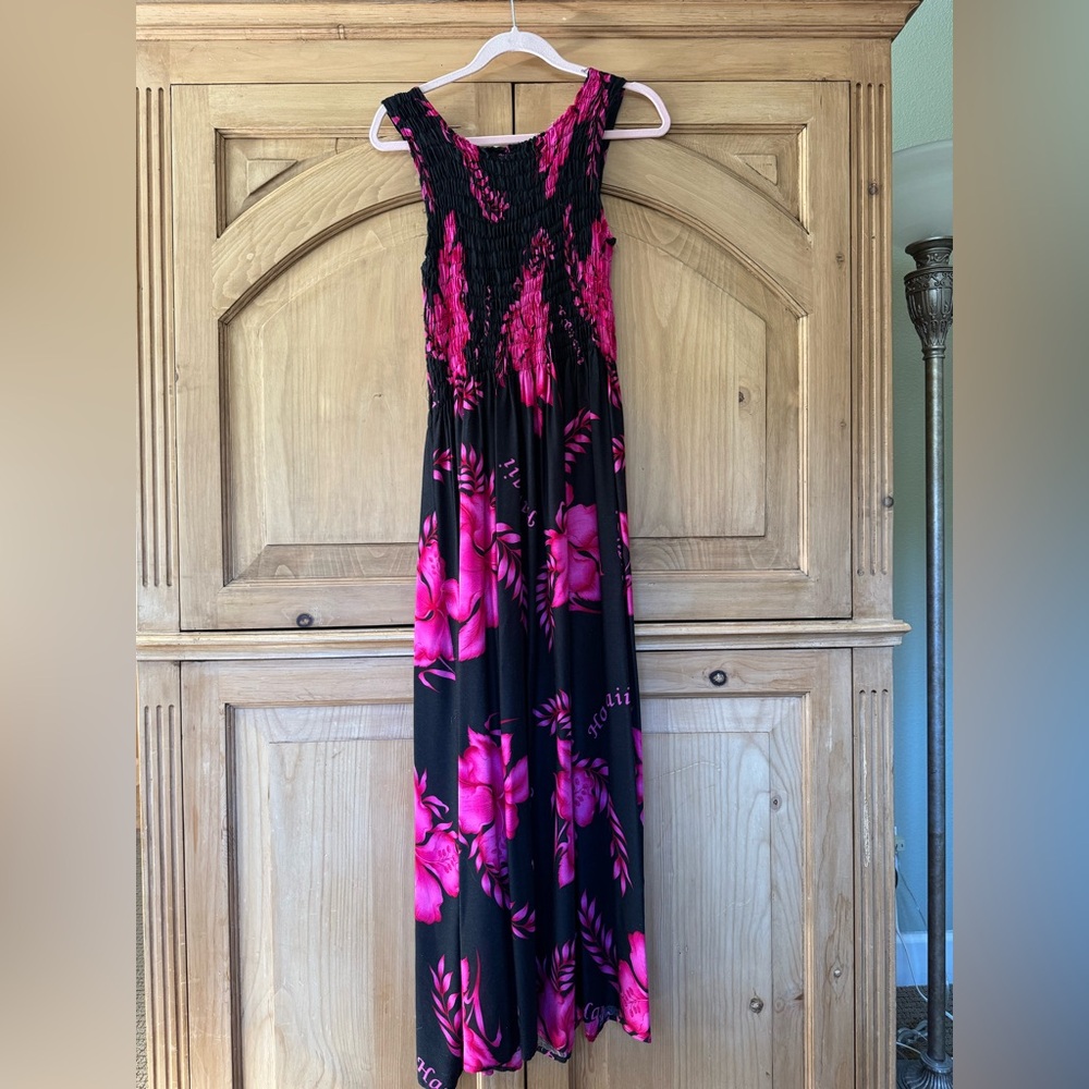 Flattering Hawaiian Mumu dress from Hawaii. NWT. One size fits all.